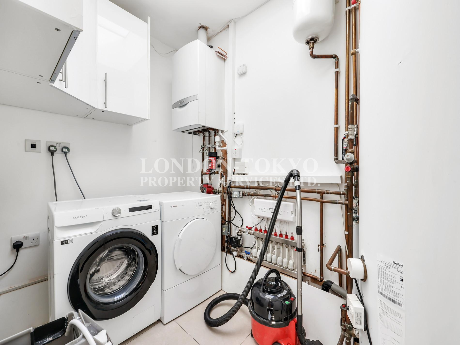 Wentworth Avenue 
 N3  :: London-Tokyo Property Service